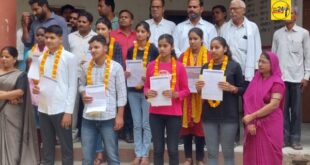 जौनपुर। सरस्वती निकेतन इंटर कॉलेज के छात्र-छात्राओं ने अपनी सफलता पर हुई खुश।